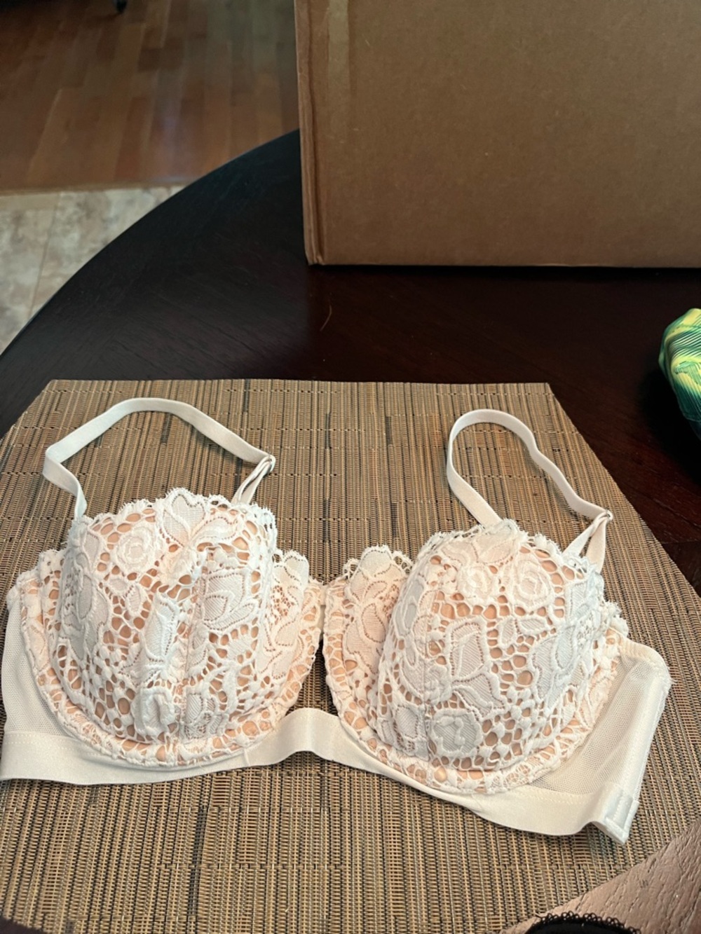 Victoria Secret Very sexy Lace Underwire Bra pre loved 32c